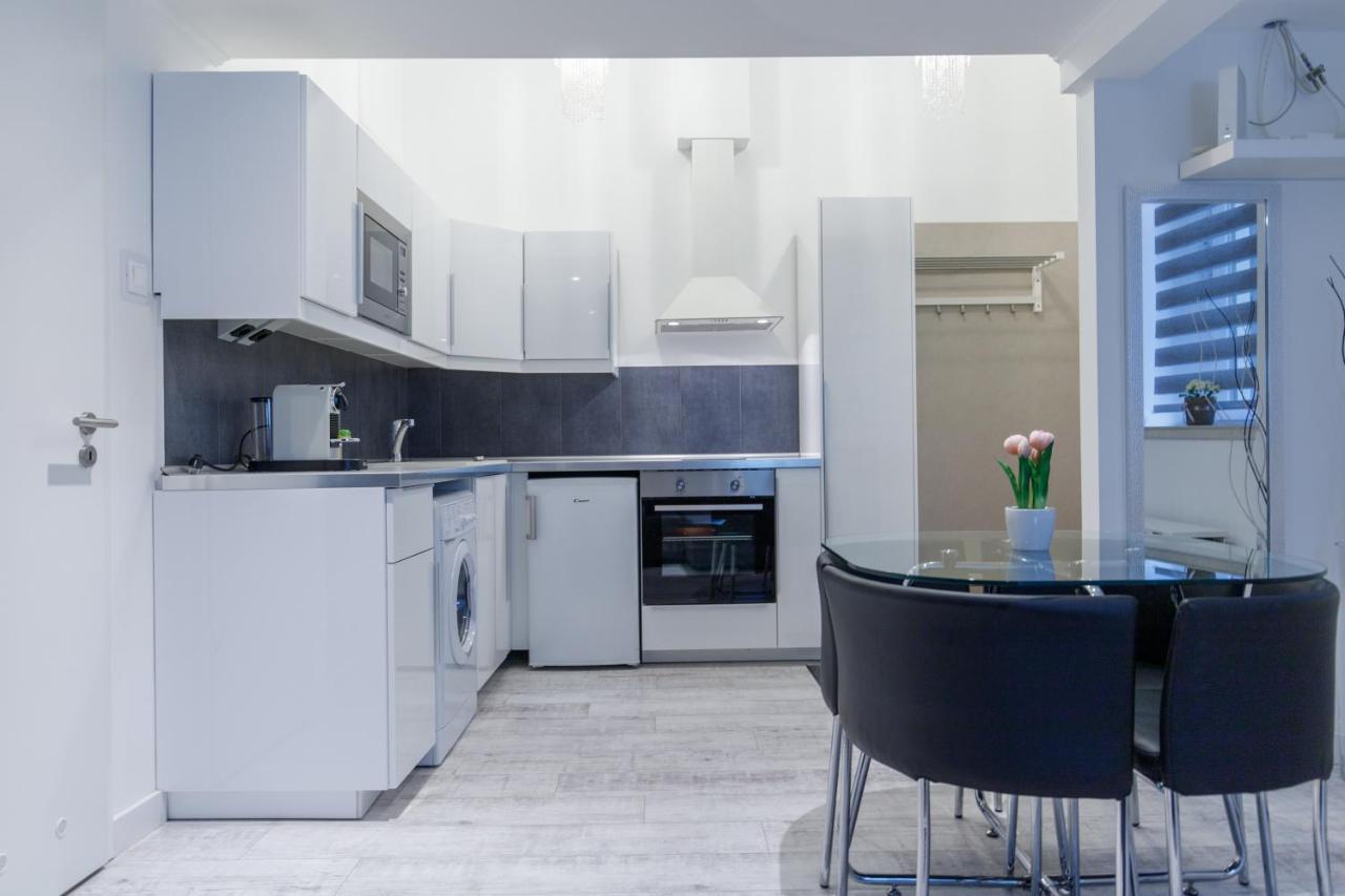 Sleek Minimalist Studio At Inner City Boedapest Buitenkant foto