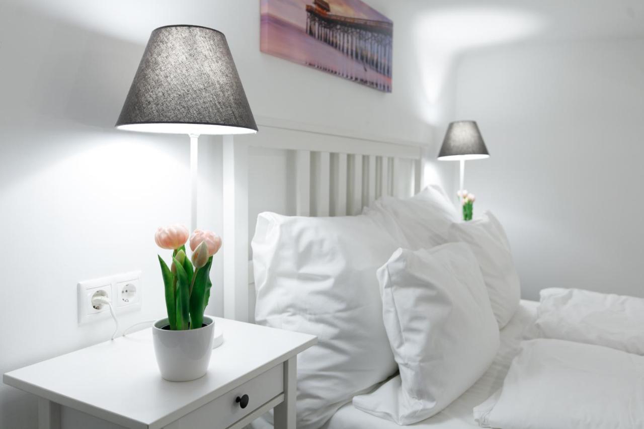 Sleek Minimalist Studio At Inner City Boedapest Buitenkant foto