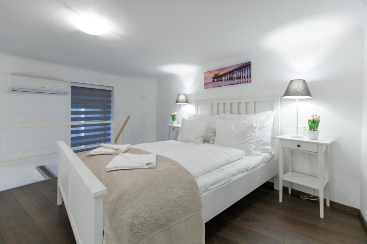 Sleek Minimalist Studio At Inner City Boedapest Buitenkant foto