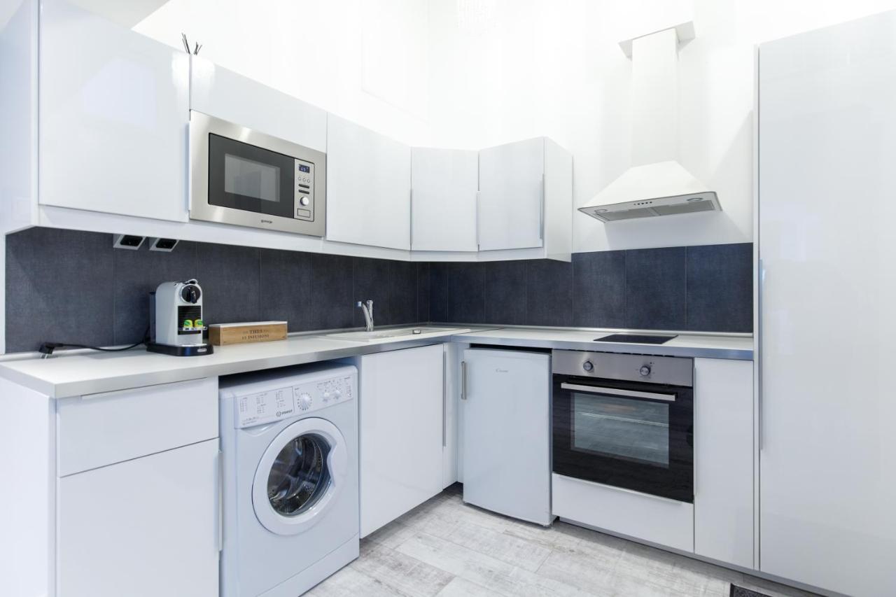 Sleek Minimalist Studio At Inner City Boedapest Buitenkant foto