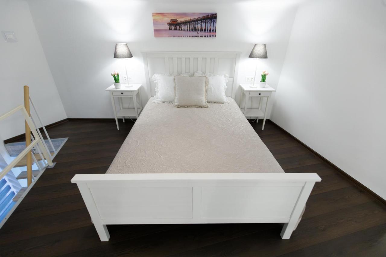Sleek Minimalist Studio At Inner City Boedapest Buitenkant foto