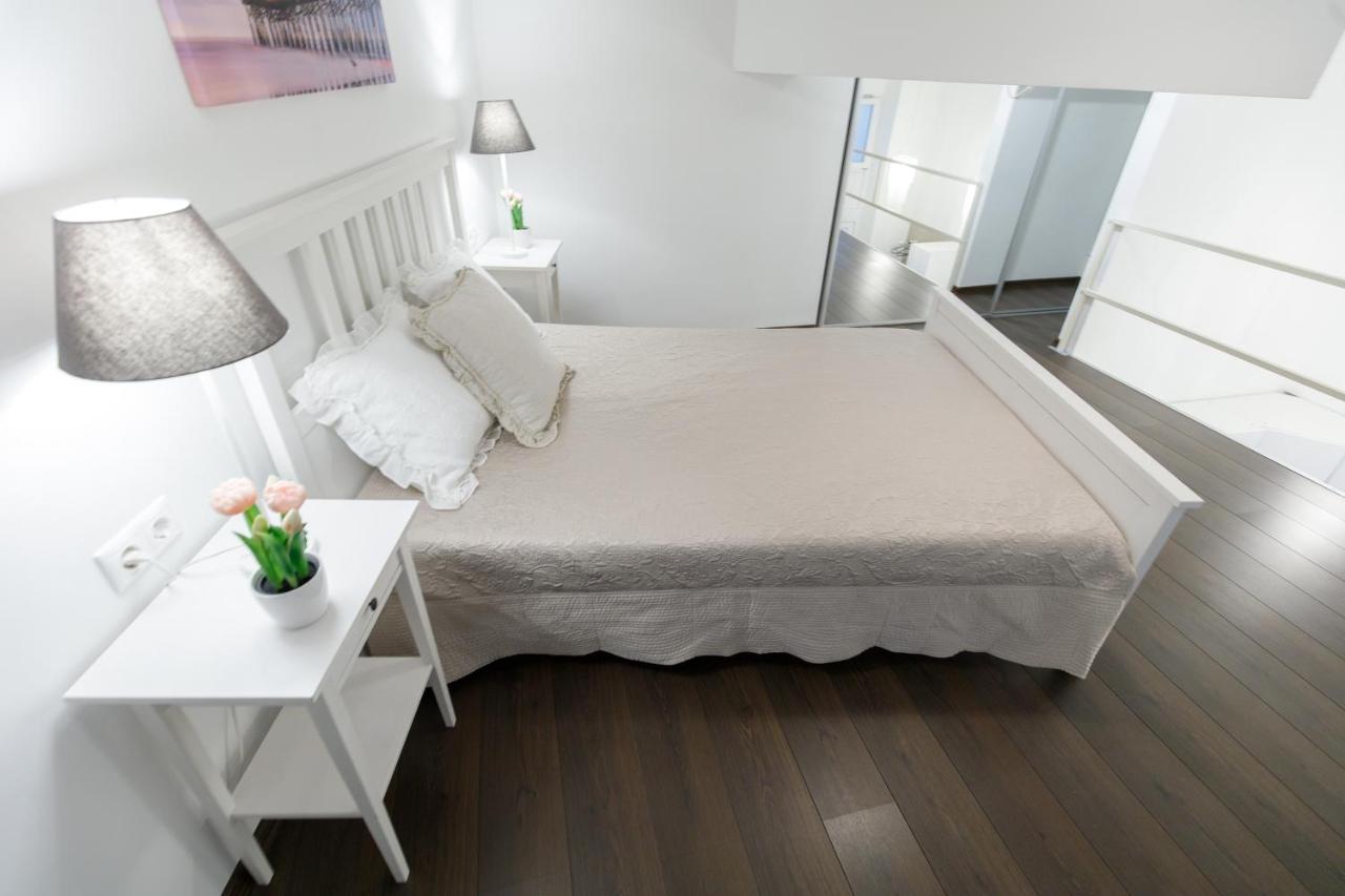 Sleek Minimalist Studio At Inner City Boedapest Buitenkant foto
