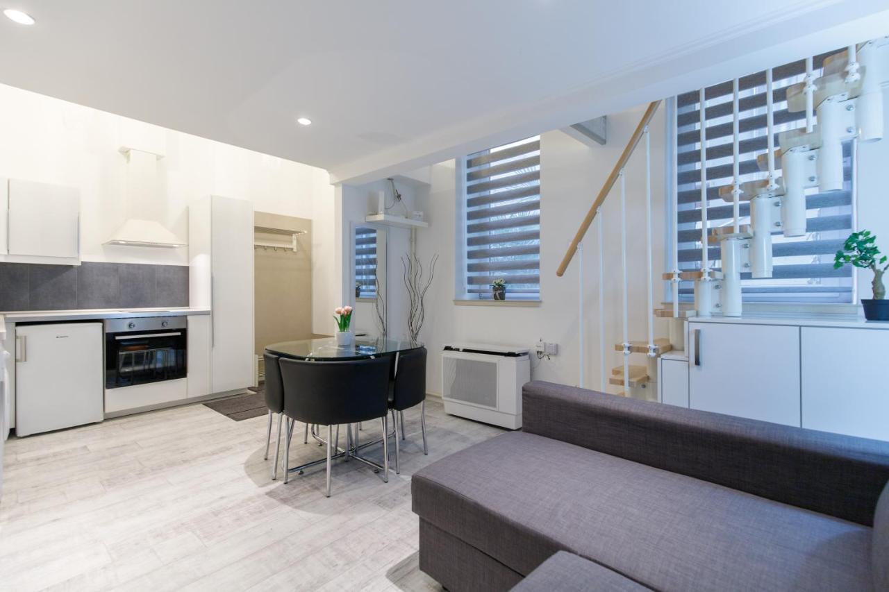 Sleek Minimalist Studio At Inner City Boedapest Buitenkant foto