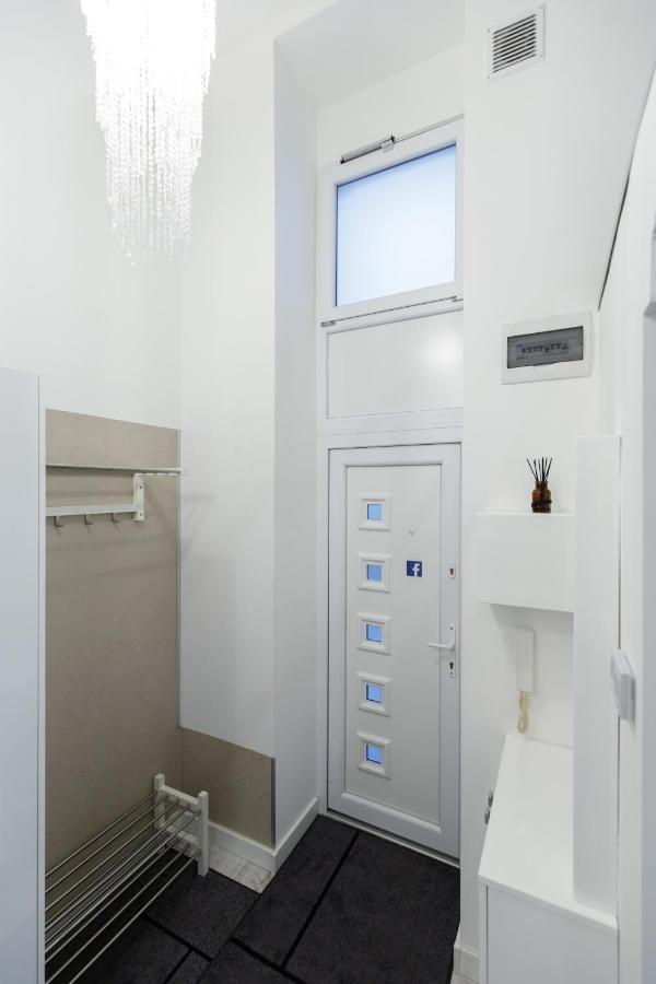 Sleek Minimalist Studio At Inner City Boedapest Buitenkant foto