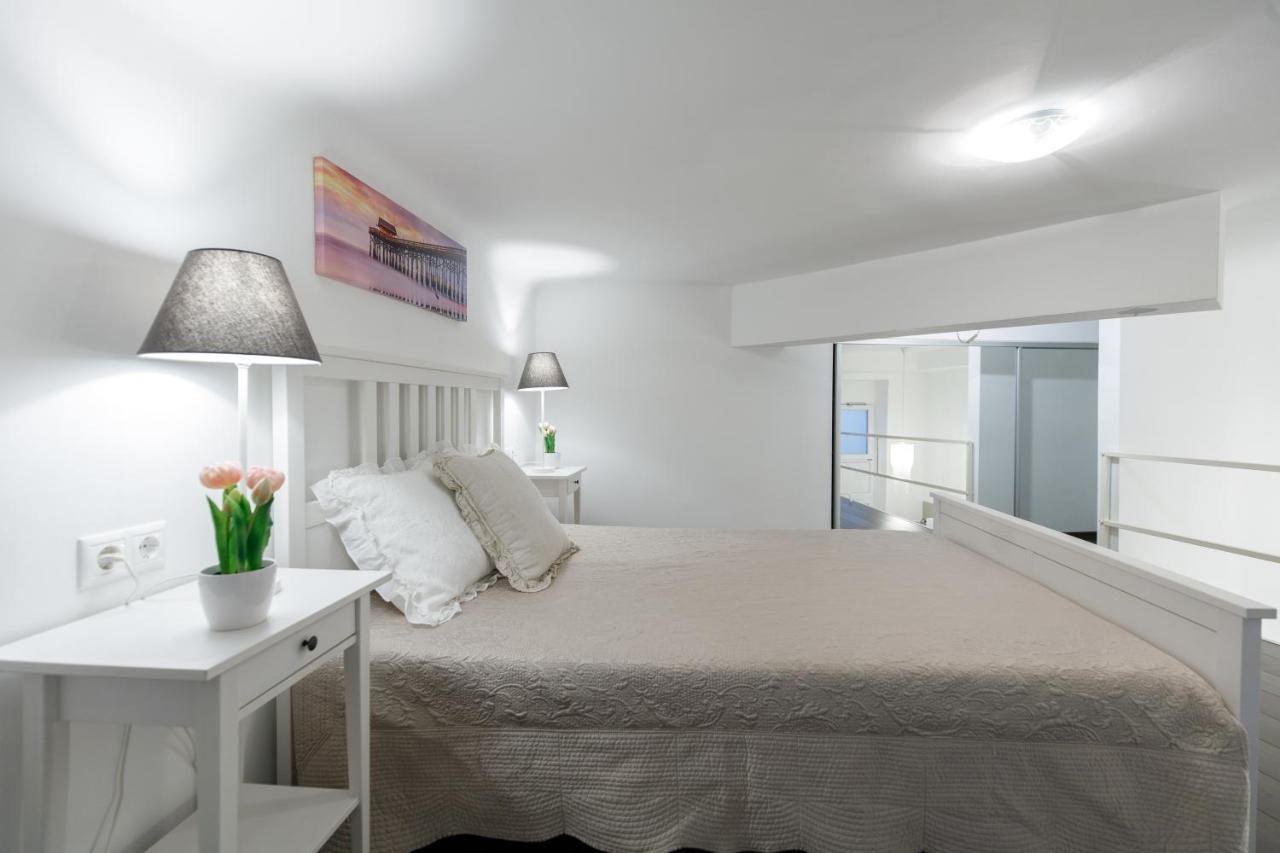 Sleek Minimalist Studio At Inner City Boedapest Buitenkant foto