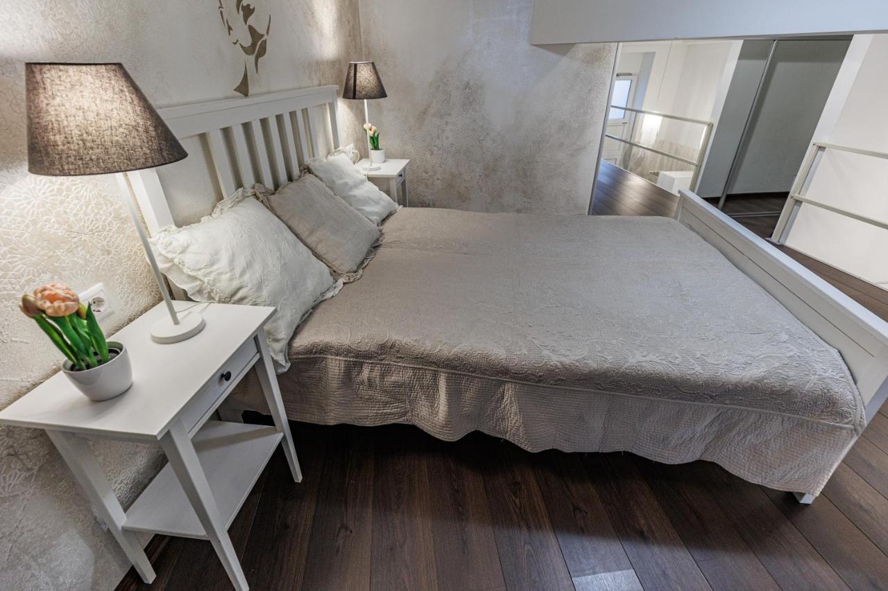 Sleek Minimalist Studio At Inner City Boedapest Buitenkant foto