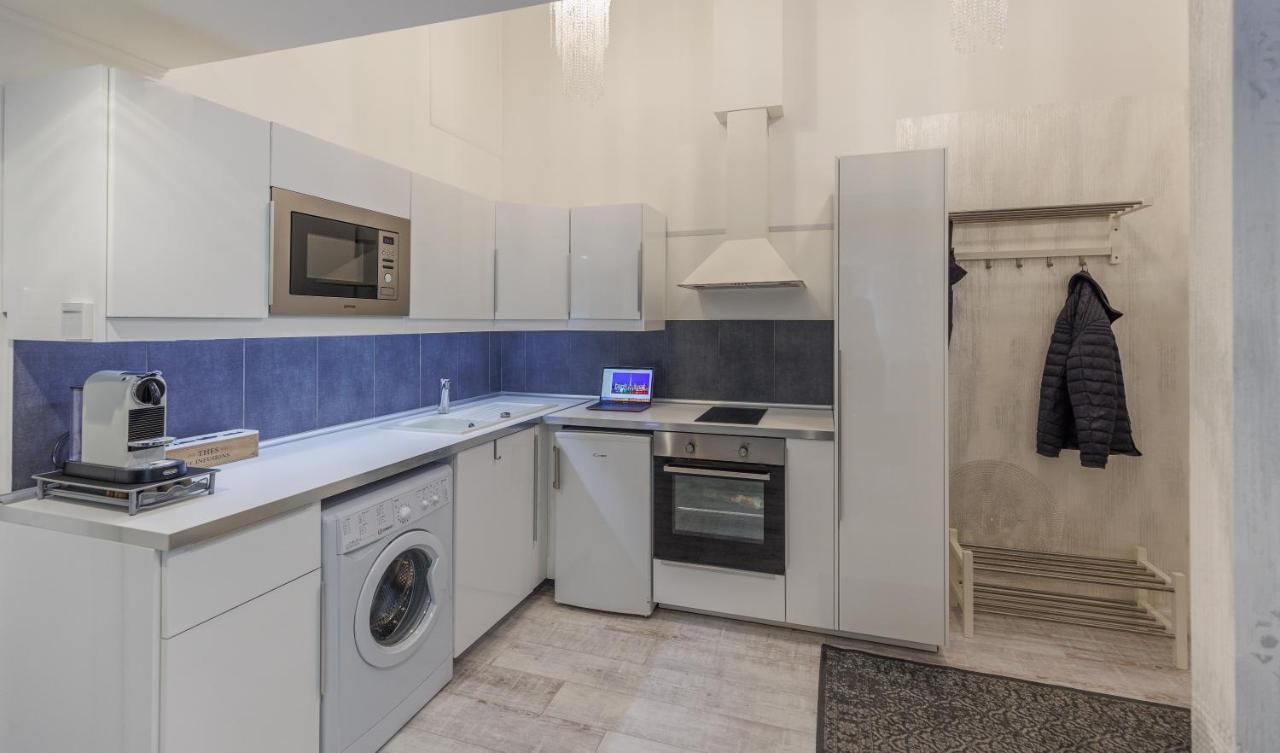 Sleek Minimalist Studio At Inner City Boedapest Buitenkant foto