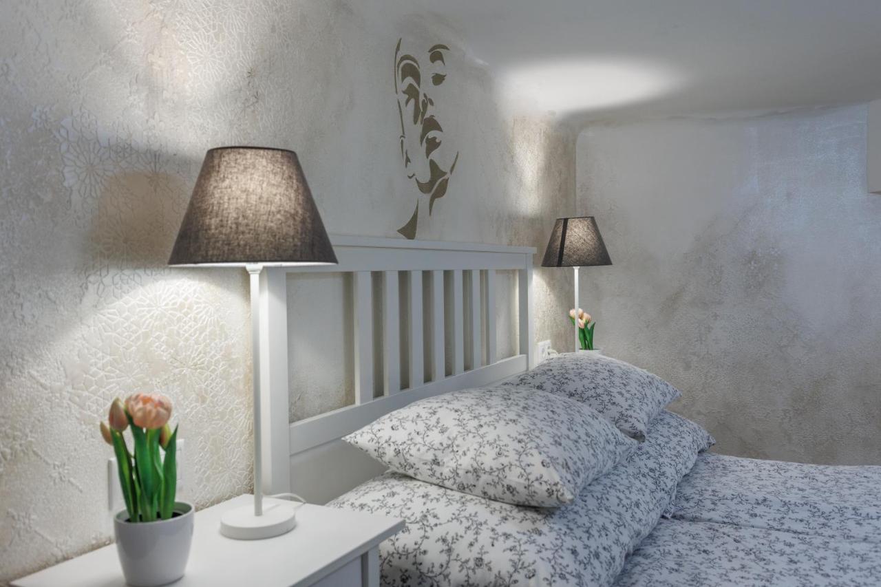 Sleek Minimalist Studio At Inner City Boedapest Buitenkant foto