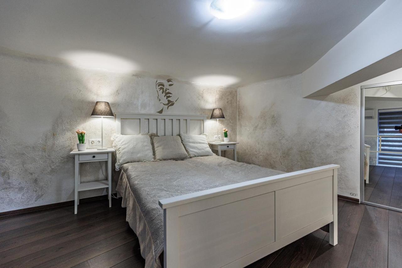 Sleek Minimalist Studio At Inner City Boedapest Buitenkant foto