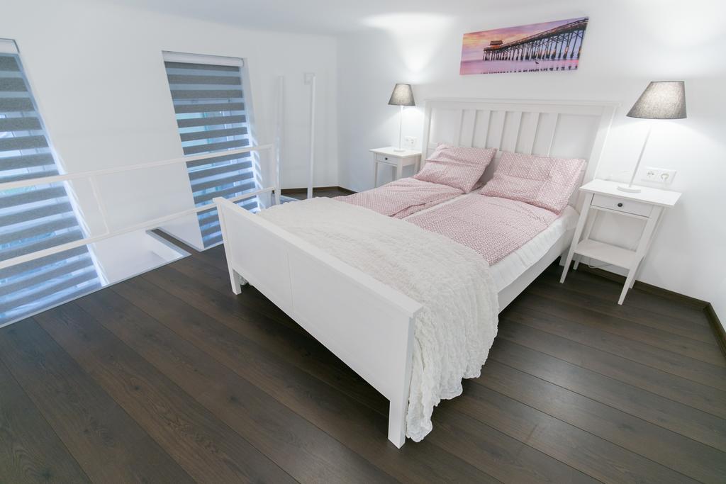 Sleek Minimalist Studio At Inner City Boedapest Buitenkant foto