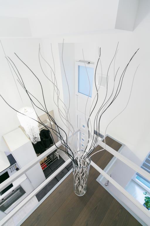 Sleek Minimalist Studio At Inner City Boedapest Buitenkant foto