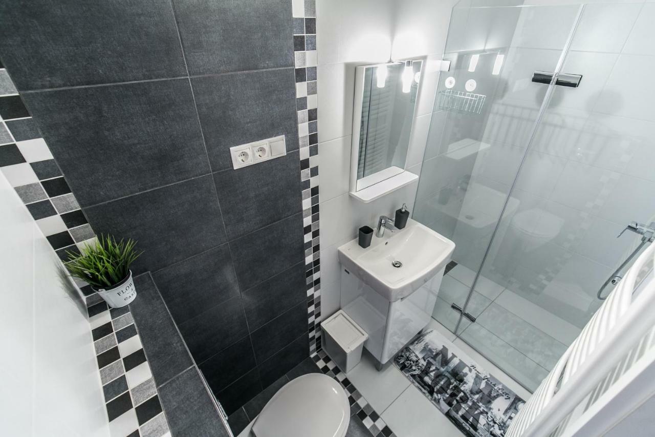 Sleek Minimalist Studio At Inner City Boedapest Buitenkant foto