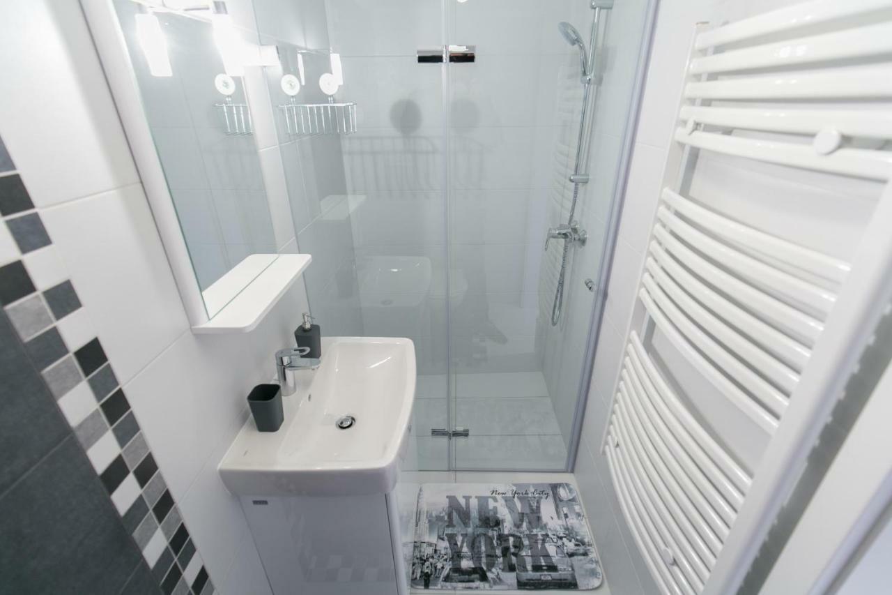 Sleek Minimalist Studio At Inner City Boedapest Buitenkant foto