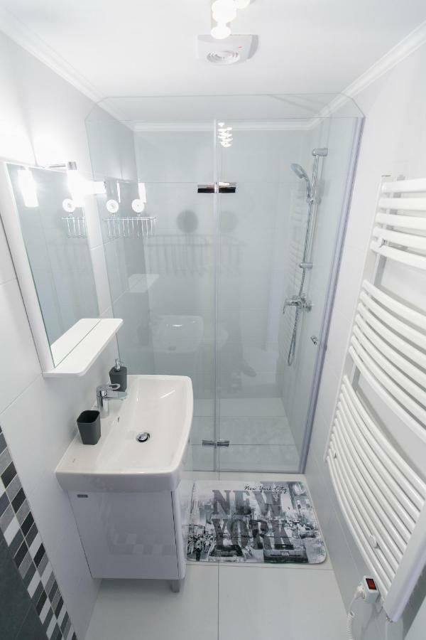 Sleek Minimalist Studio At Inner City Boedapest Buitenkant foto